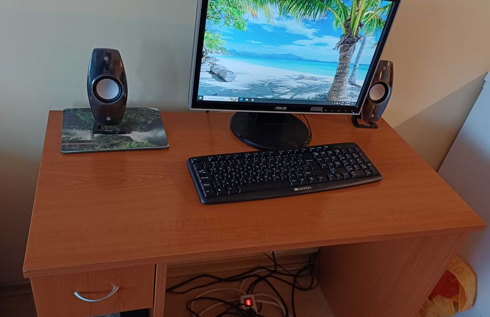 продавам настолен компютър с монитор, буфер и бюро