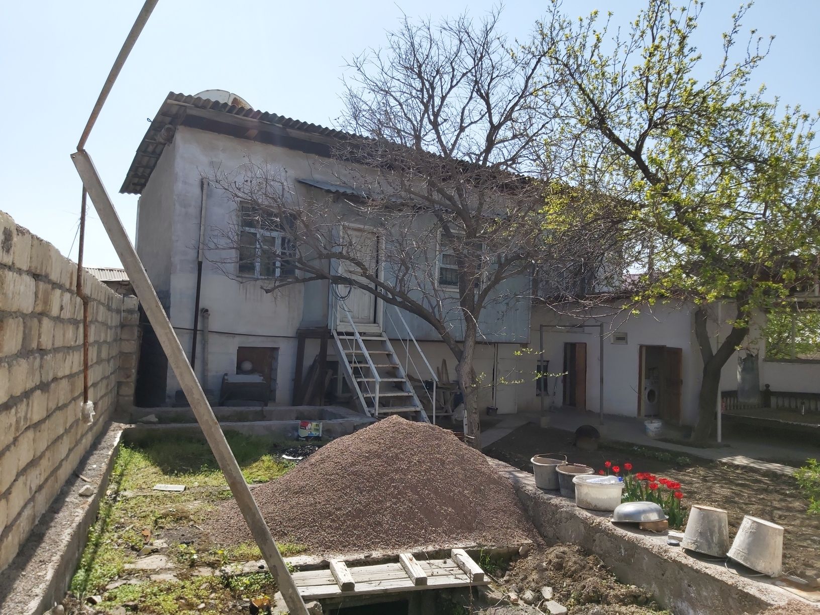 Ҳовли уй сотилади