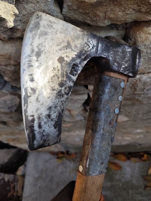 Брадва за дърва..