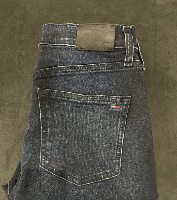 Тъмносини дънки.