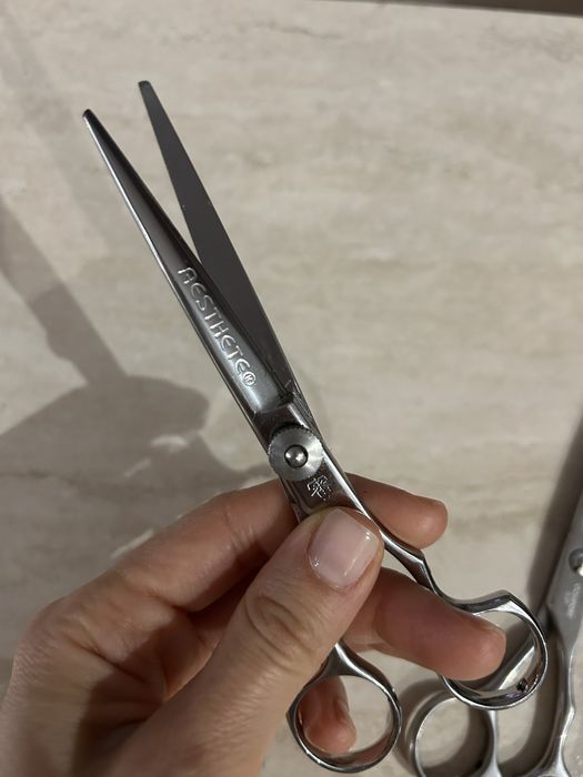 Две професионални фризьорски ножици и една машинка за подстригване