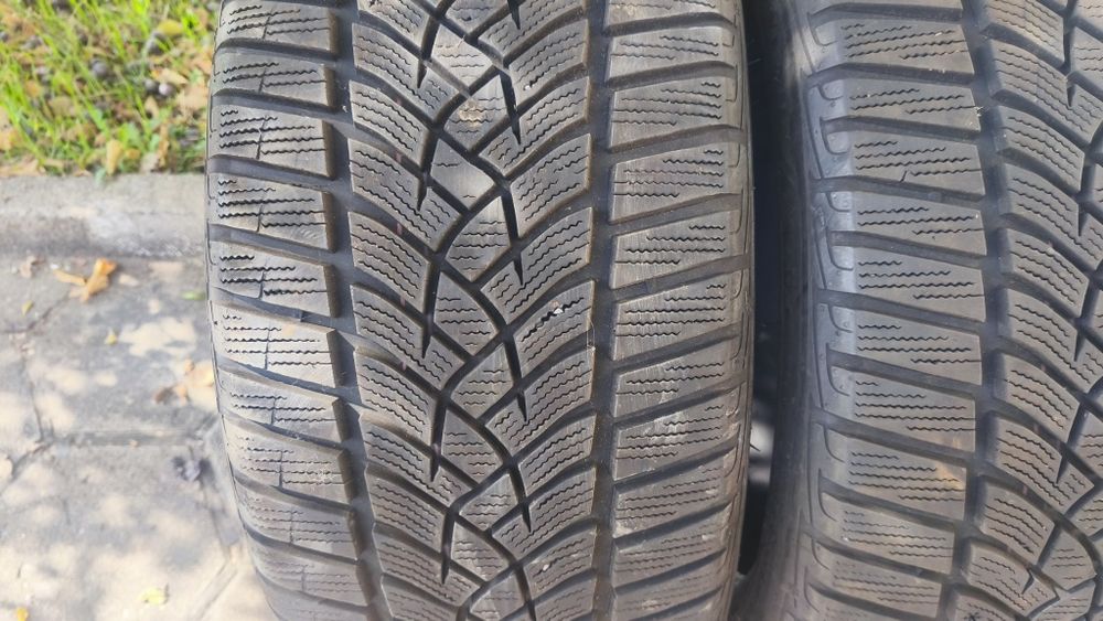 225/40r18 GoodYear 4бр. Зимни