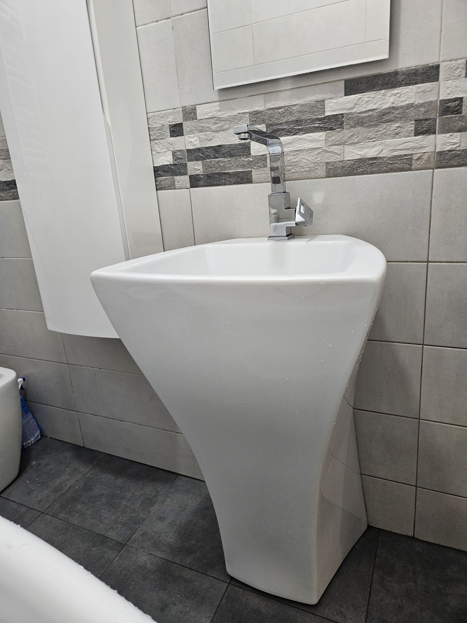 Vând apartament ultracentral două  camere  semidecomandat.