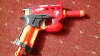 Vand pistol NERF Mega BigShock cu gloante din burete.