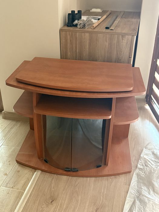 Тв шкаф със стъклени вратички