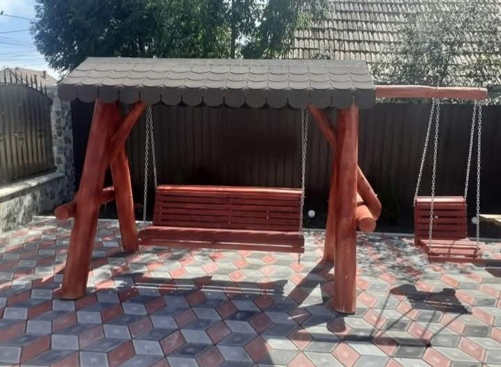 Leagăne cu băncuțe pentru copii și mese