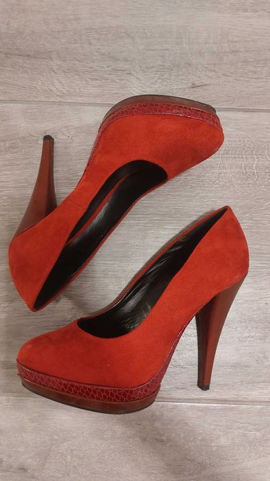 Елегантни червени обувки