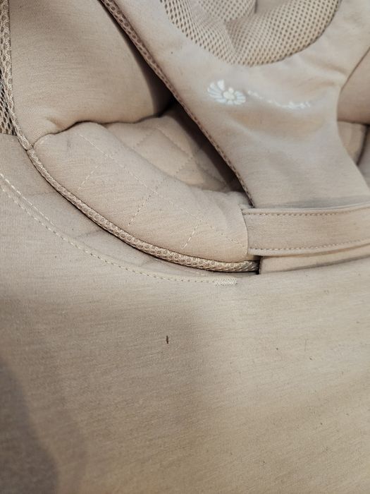 Шезлонг Ergobaby + арка с играчки Ergobaby