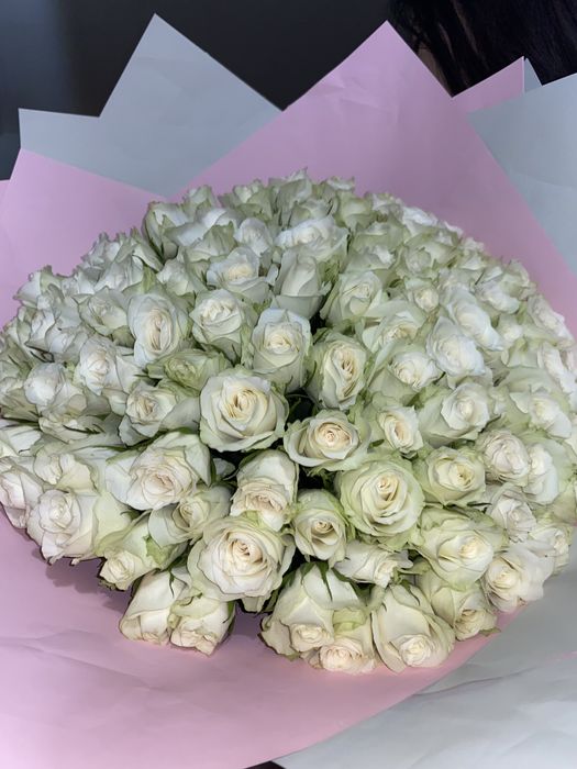 белые розы букет 105шт 40см