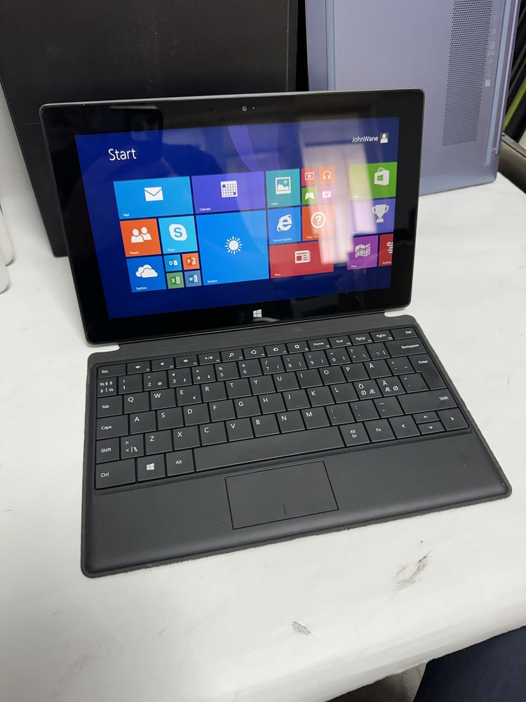 Tableta MICROSOFT Surface RT- QUAD CORE -32 Gb + tastatura cu touchpad