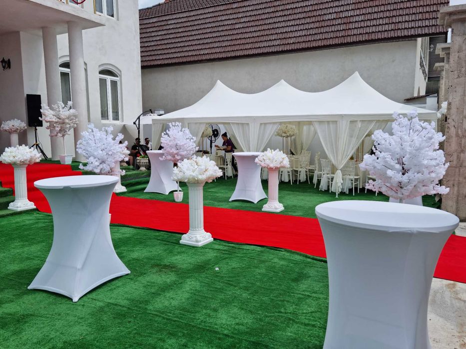 Aranjamente florale cort de inchiriat Inchiriez cort mese scaune Flori