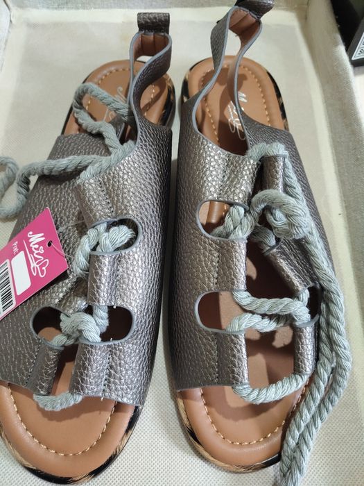 Sandale noi ,cu sireturi
