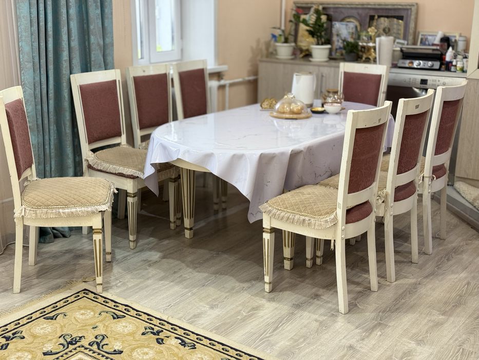 Стол и 8 стулья.