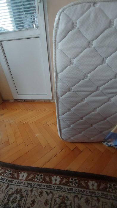 2 бр единични легла с подматрачни рамки и матраци