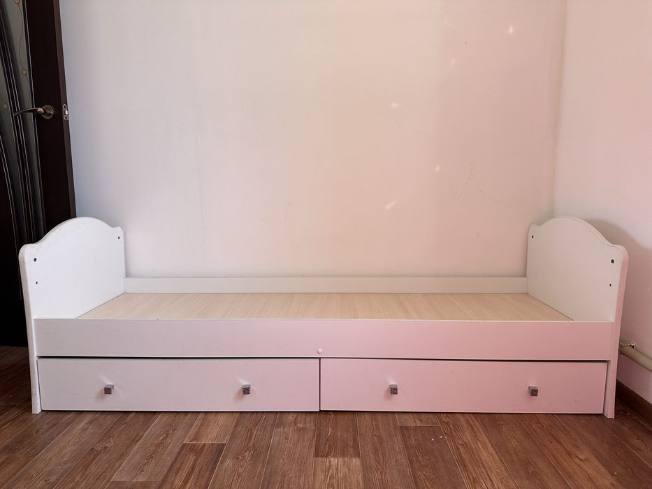 Детская кроватка белая