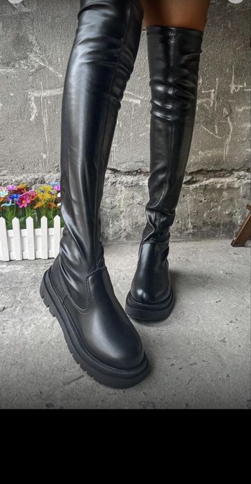 Дълги черни ботуши