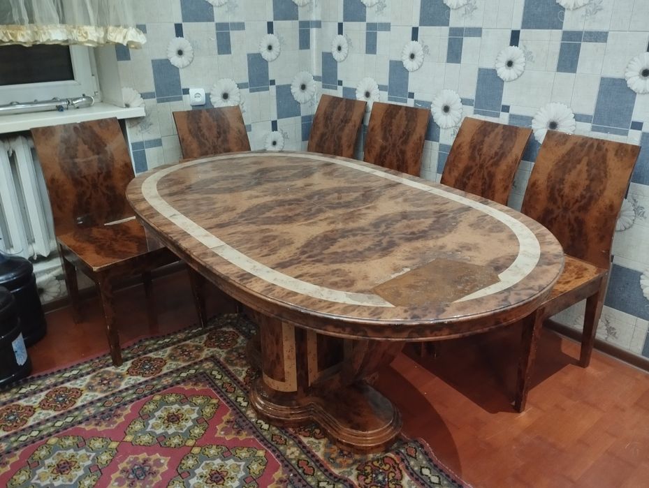 Стол со  стулями.