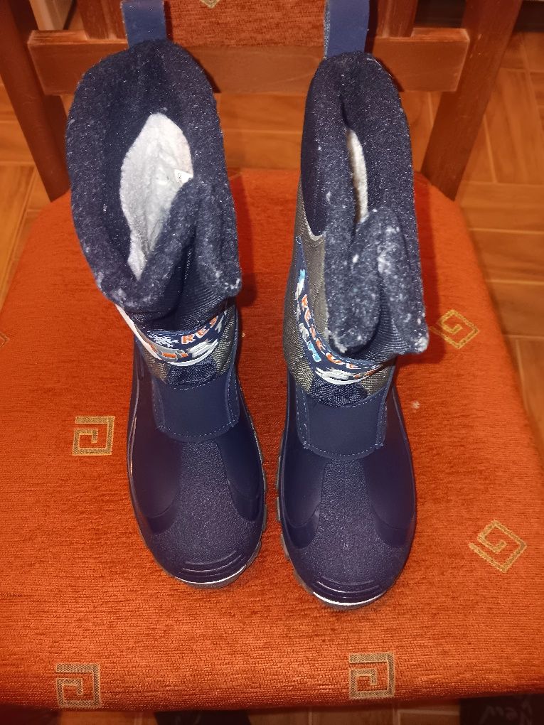 Продавам детски ботуши!