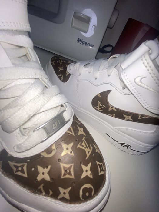 Custom adidași, personalizare încălțăminte cu vopsea sau strasuri