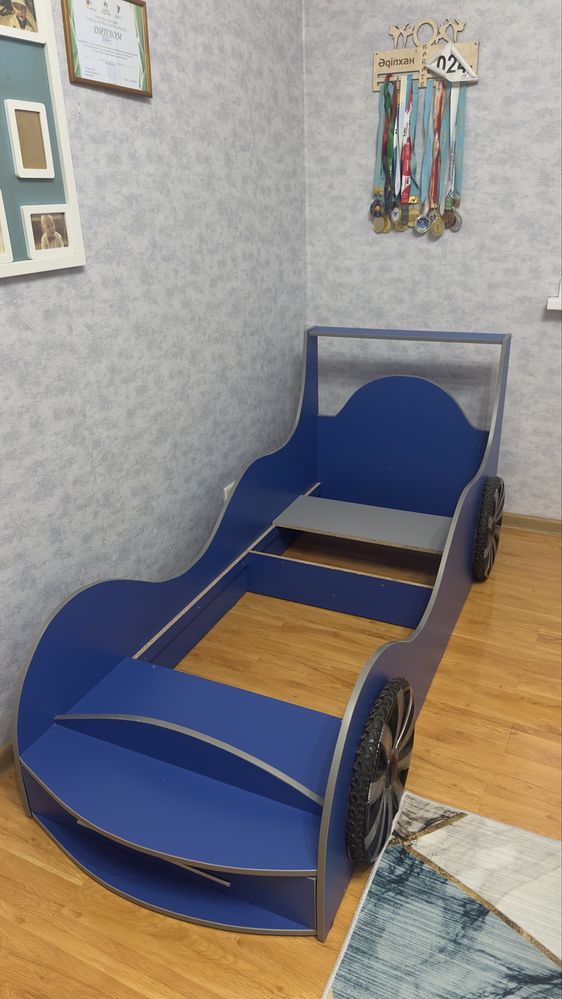Кровать-машинка синего цвета