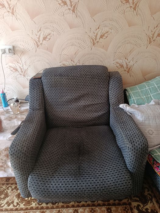Продается диван с креслами