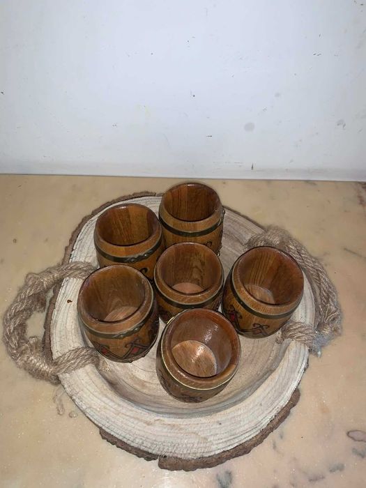 Platou cu sase pahare din lemn sculptat gravat manual