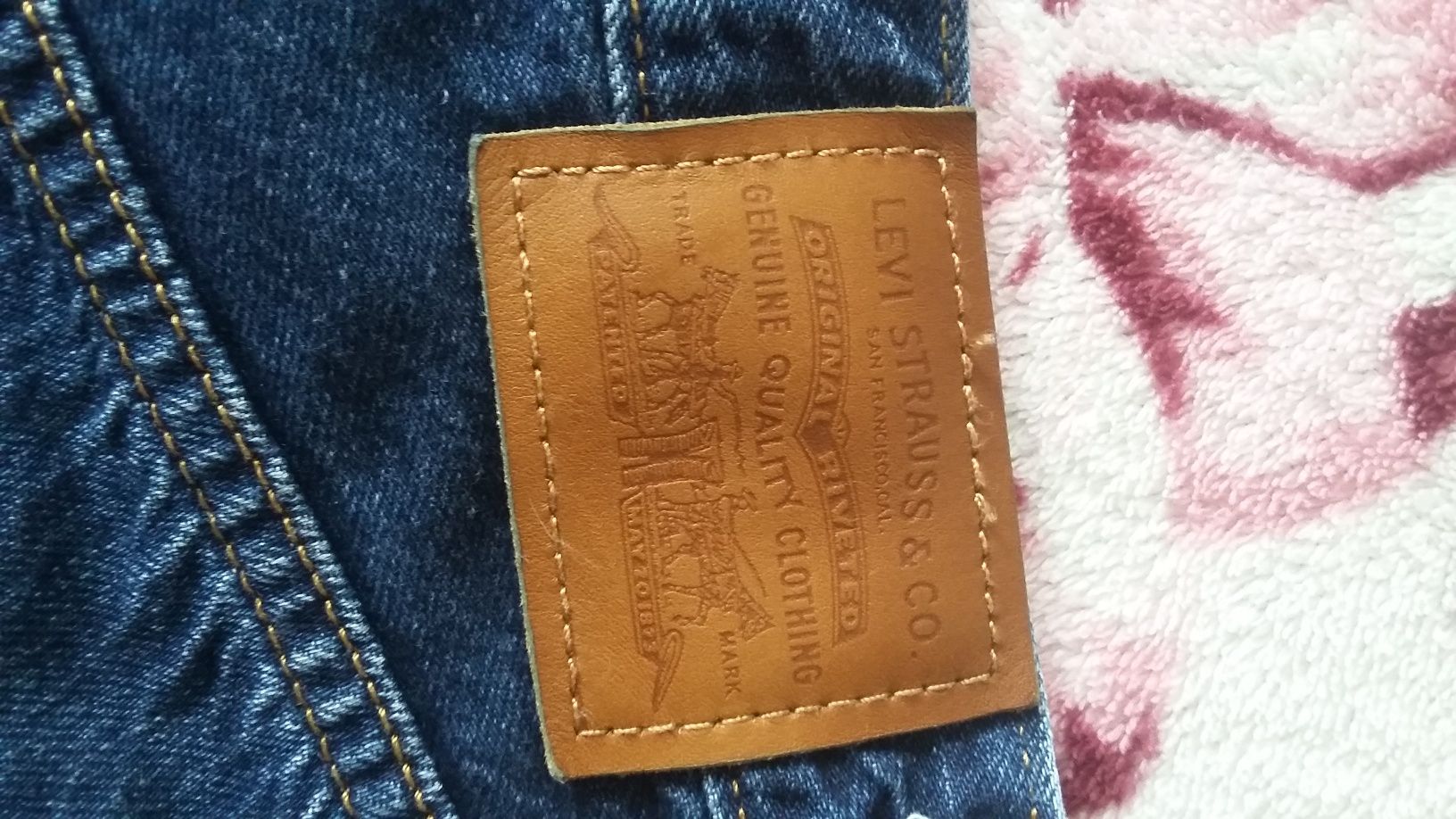 Продам фирменные джинсы Levi's