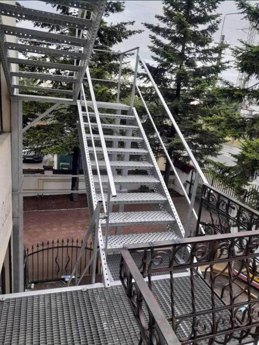 Vând scări zincate