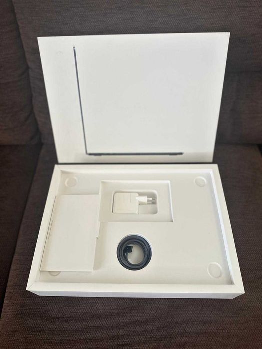 Apple MacBook Air 15" M2, 8 nuclee CPU si 10 nuclee GPU, 16GB, 1TB SSD