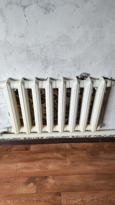 Продам чугунную батарею радиатор 8 секций