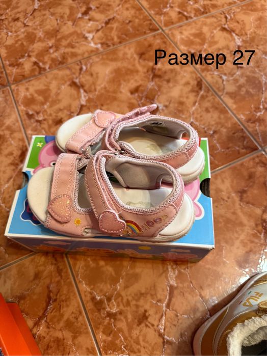 Различни чифтове детски обувки за момиче