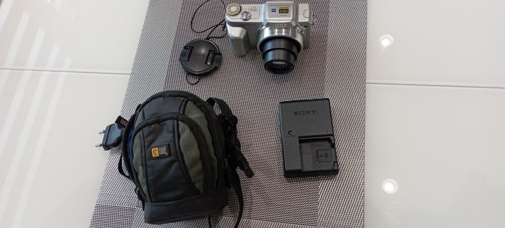 Продавам фото апарат SONY DSC-H3
