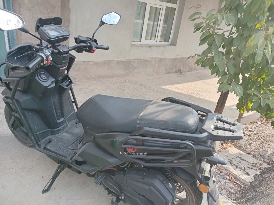 Qora tank skuter