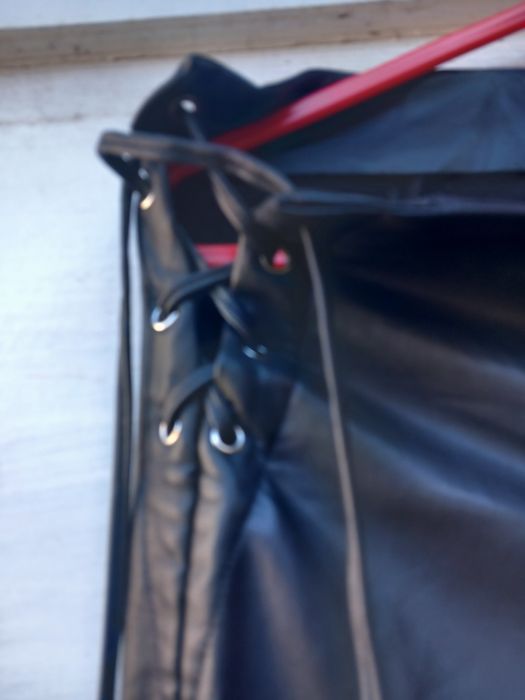 Vând pantaloni negrii din piele ecologica