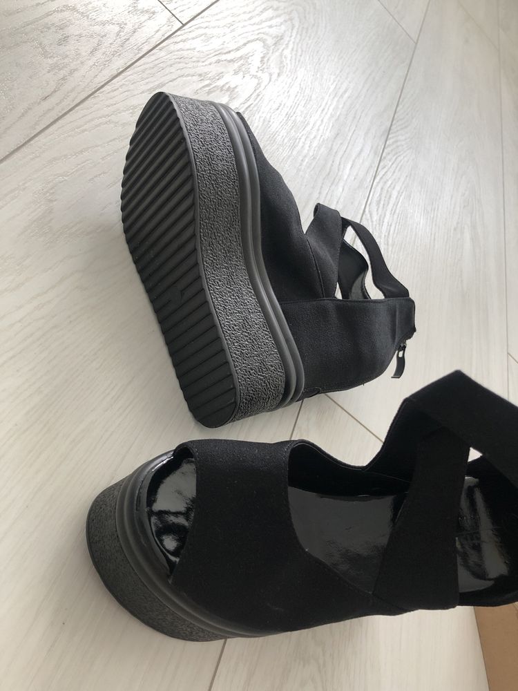 Sandale negre cu platforma inalta