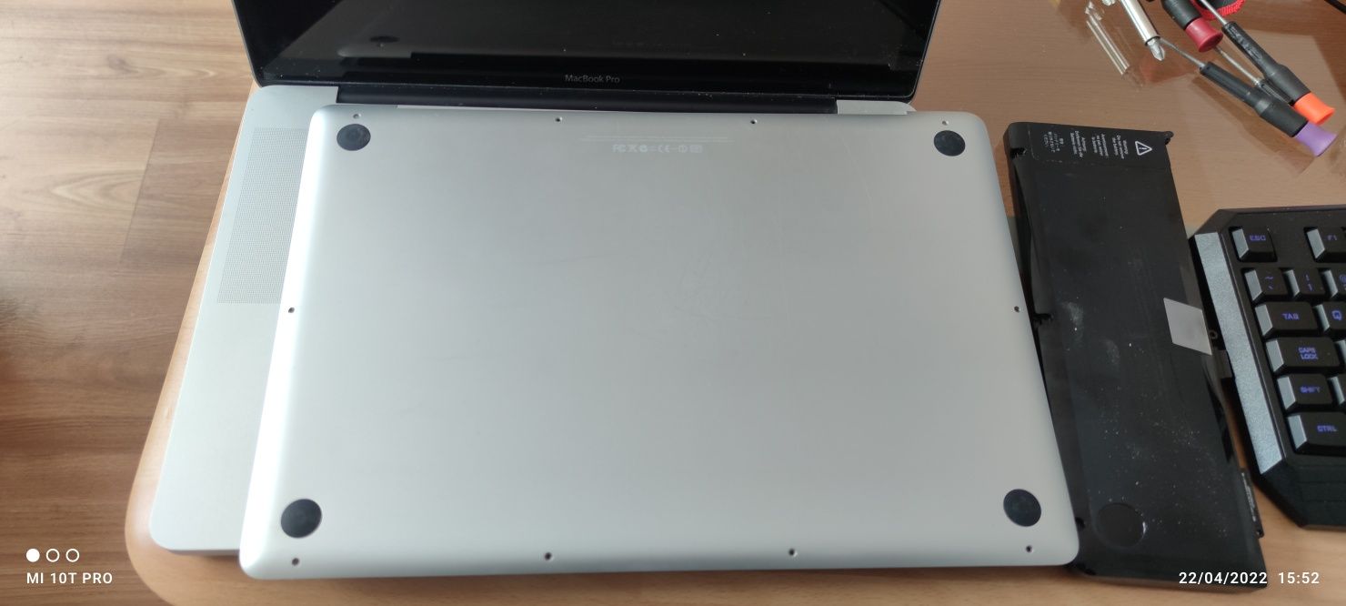 Vand MacBook Pro  (este funcțional lipsește acumulatorul )