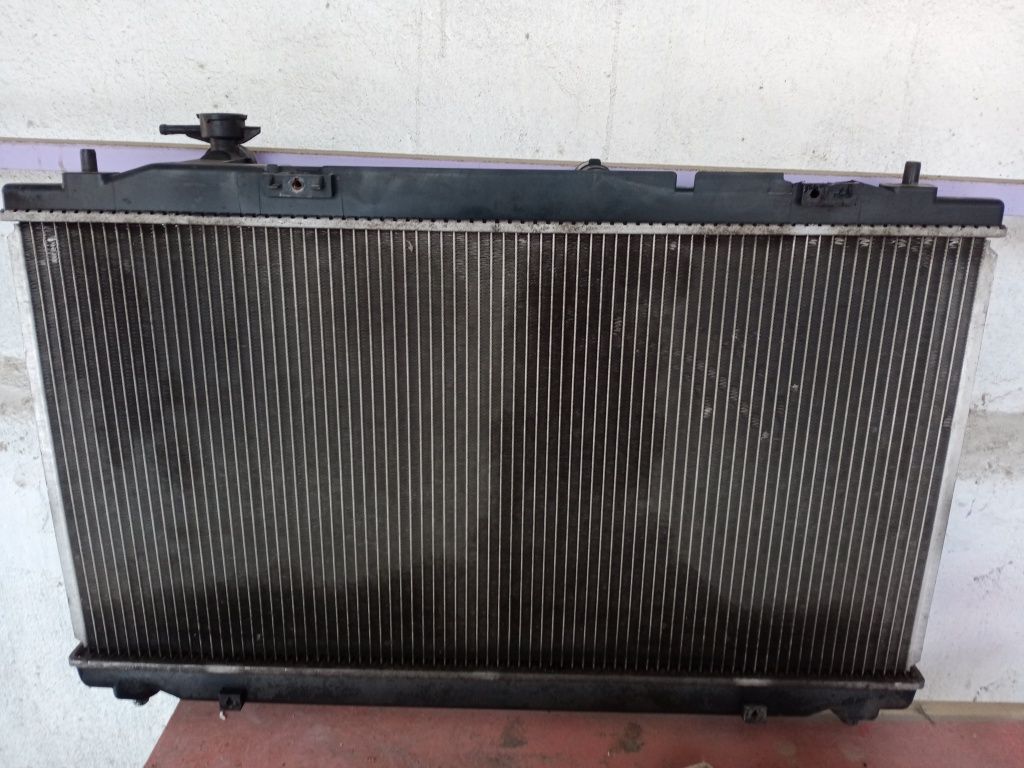 Продам радиатор охлаждения, бу в связи с протечкой, на Toyota Camry 40