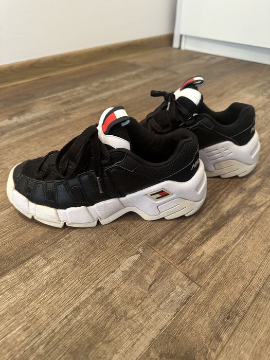 Tommy Hilfiger adidaşi