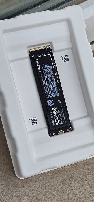 Gaming PC,25'' Монитор,Бюро,Стол Подарък; Ryzen 7/GTX 1660 Ti/32GB RAM