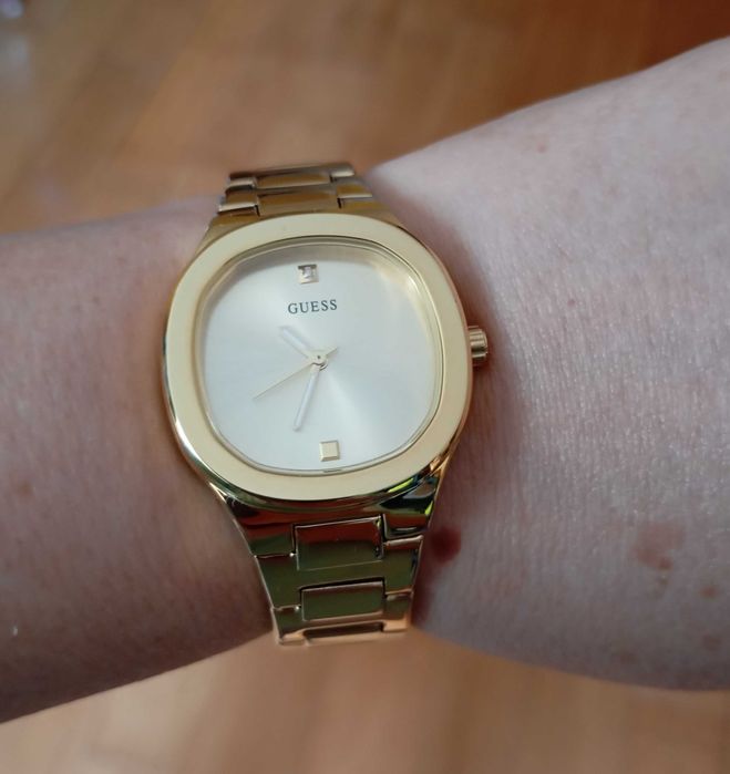 Часовник дамски Guess Eve GW0615L2. Нов. Златист.