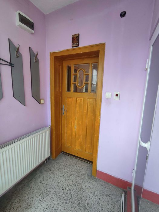 продава самостоятелна къща с двор