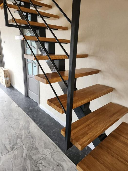 Scara metalica de interior  cu trepte fag