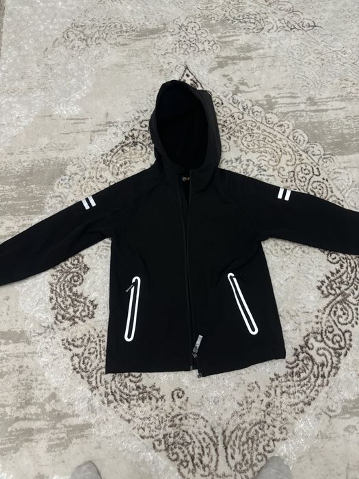 Продам, ветровка на мальчика, на рост 146 см