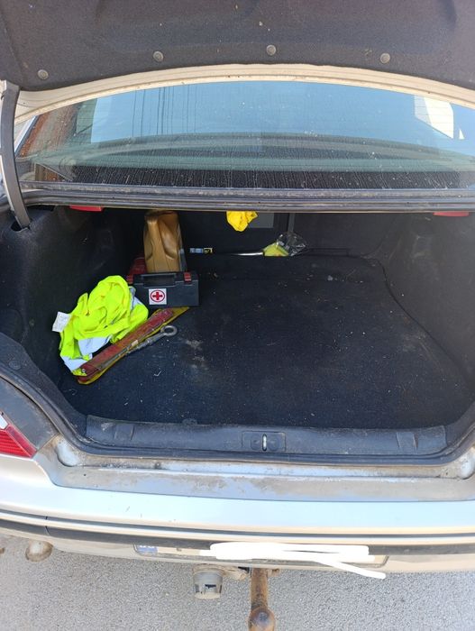 Продавам Пежо 406