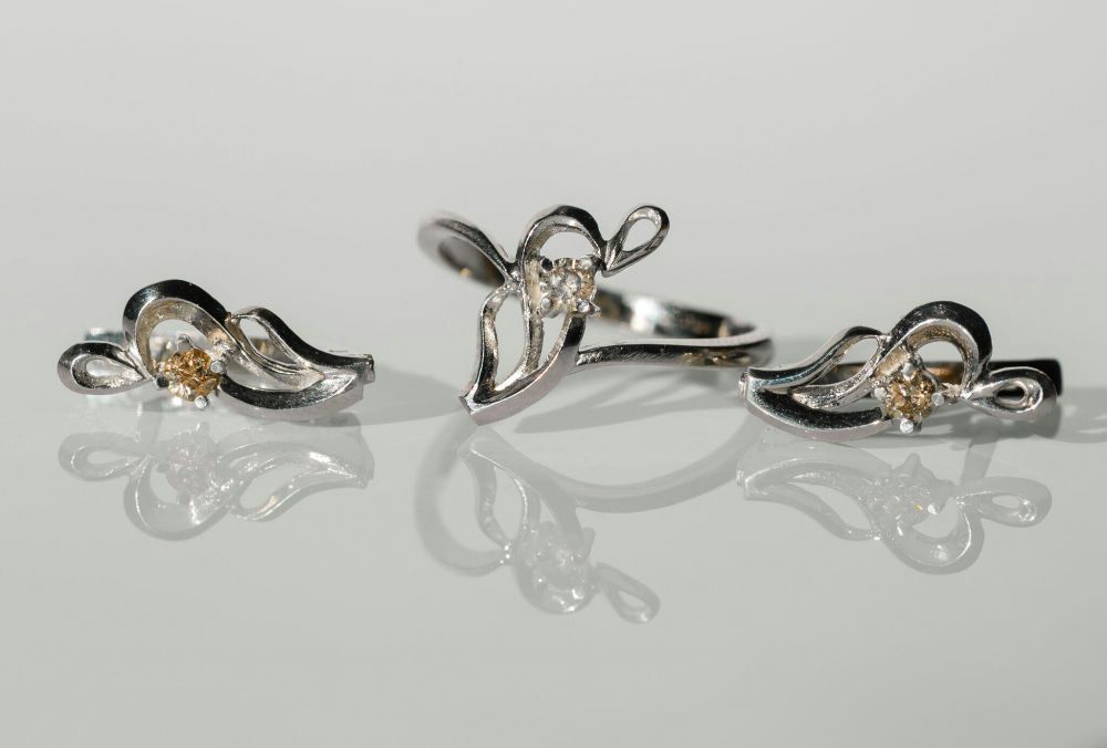 Продам женский набор кольцо и серьги с алмазом