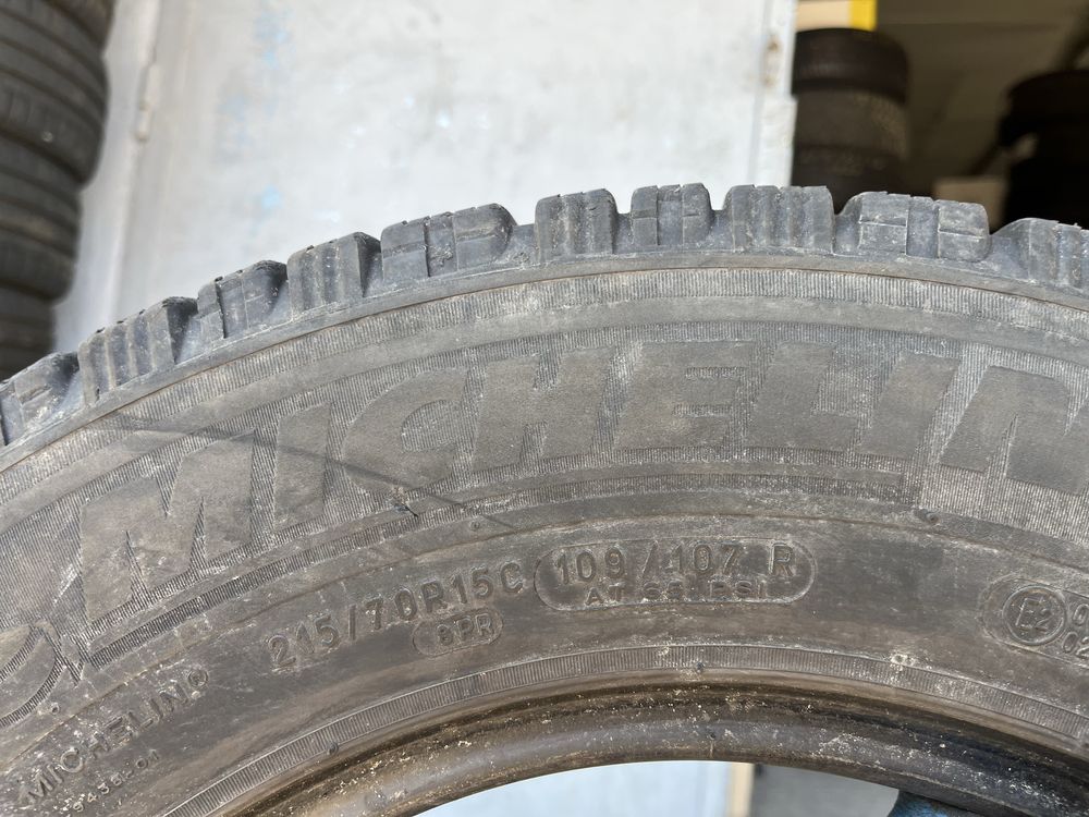 2 бр. гуми за бус 215/70/15C Michelin DOT 2822 6 mm