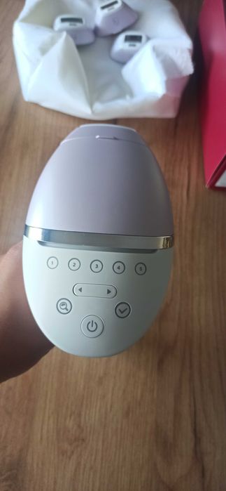 Фотоепилатор Philips Lumea IPL 8000 Series BRI947