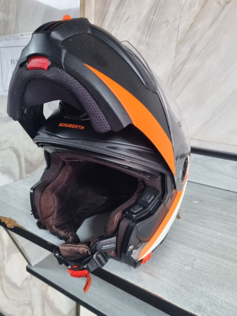 Vând casca moto schuberth