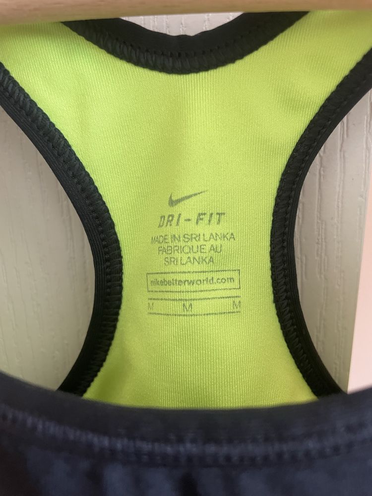 Спортно бюстие на найк