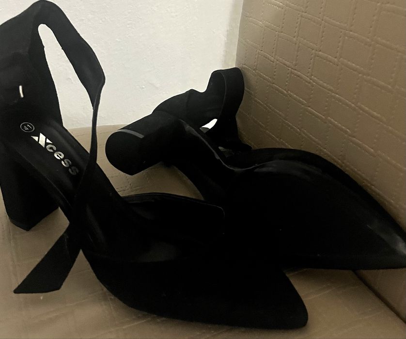 Черни велурени обувки на нисък ток, стилето, елегантни и удобни